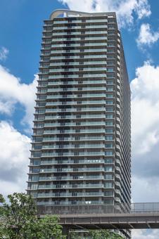 タワーマンションと青空 タワーマンションと青空 集合住宅,タワーマンション,マンションの写真素材