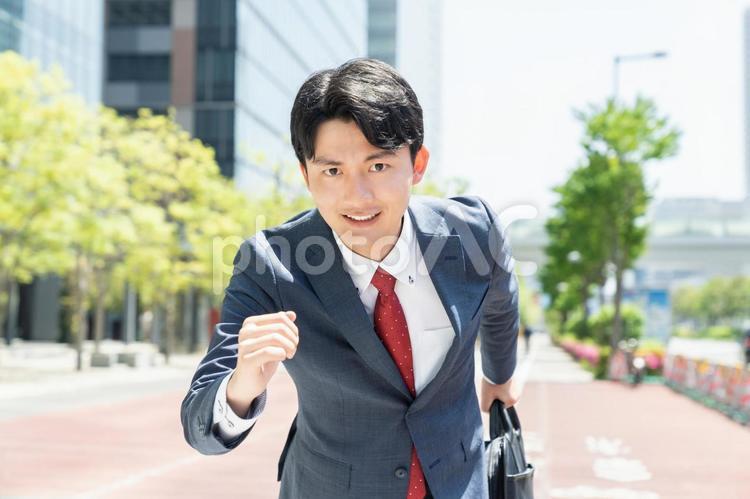 オフィス街を歩くビジネスマン ビジネスマン,走る,営業の写真素材