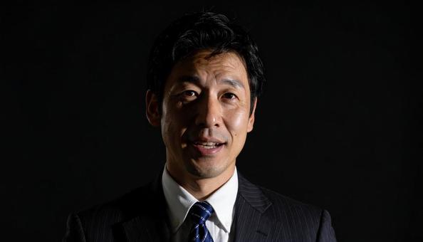 インタビューで語るビジネスマン インタビューで語るビジネスマンの写真