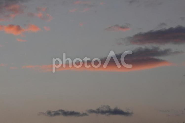 夕暮れ時の雲 空,夕焼け,夕暮れの写真素材