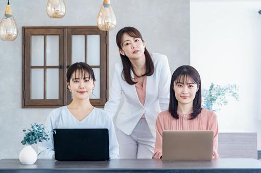 私服の女性3人 ミーティング,ビジネス,グループの写真素材