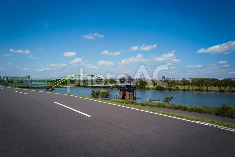 江戸川にかかる金町浄水場取水塔 東京,江戸川,葛飾区の写真素材