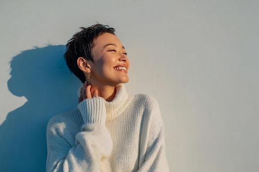 暖かいニットの若い女性 暖かいニットの若い女性の写真