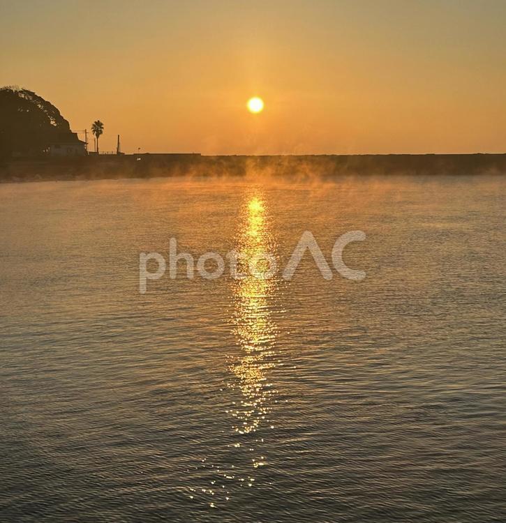 海から昇る蒸気 太陽,朝,朝日の写真素材