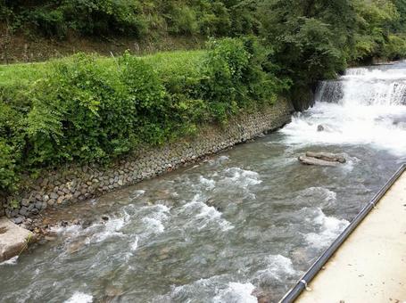 護岸された渓流と小さな滝 護岸された渓流と小さな滝 渓流,川,滝の写真素材