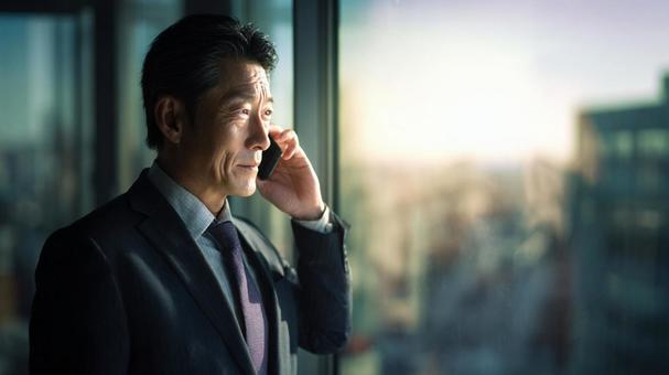 通話する中年男性 通話する中年男性の写真