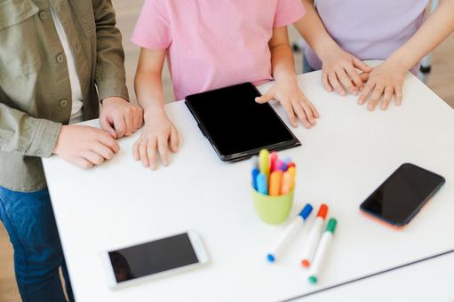 タブレットや携帯をする人の手元 手元,男の子,女の子の写真素材