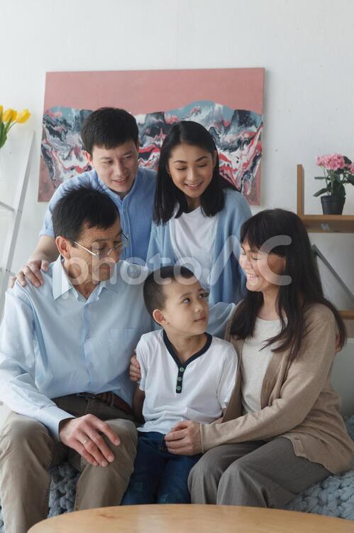三世代のアジア人ファミリー12 アジア人,家族,お父さんの写真素材
