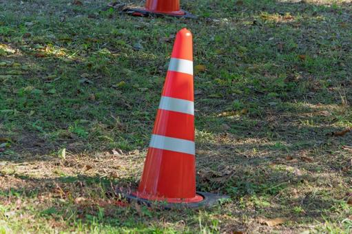 緑地に置かれた鮮やかなカラーコーン カラーコーン,工事,安全の写真素材