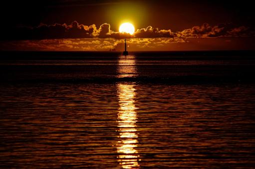 <五島の風景>夜明けの海から登る太陽 <五島の風景>夜明けの海から登る太陽の写真