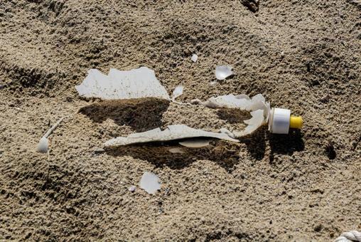 砂浜のプラスチックゴミ 砂浜のプラスチックゴミの写真