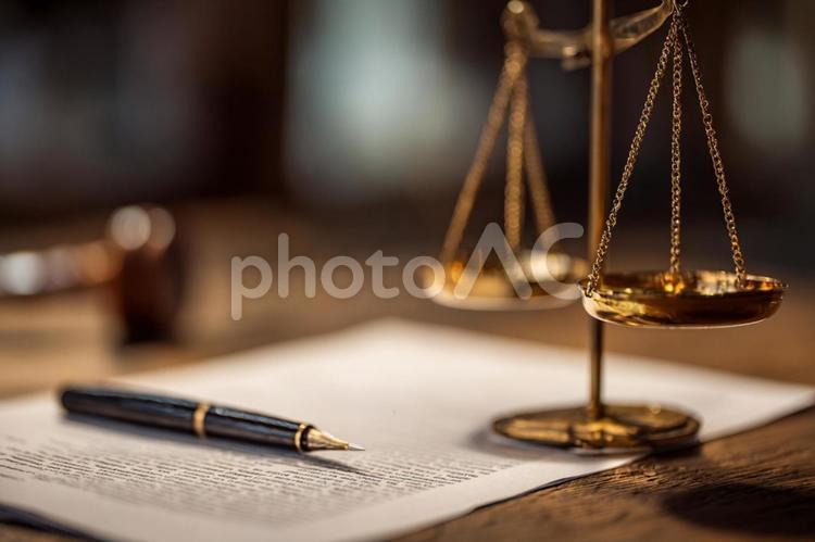 法律事務所のデスクにある天秤と書類 天秤,正義,法律の写真素材