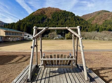 坂井市竹田農山村交流センター　グラウンド ブランコ,木のブランコ,木製の写真素材
