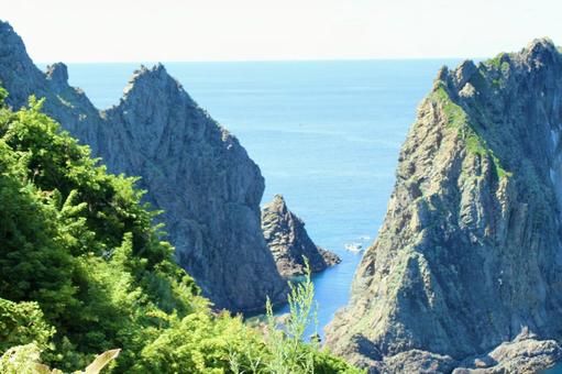 海近くの崖 海近くの崖 積丹,積丹ブルー,海の写真素材