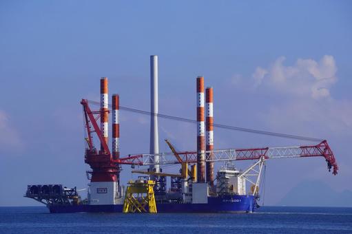 クレーン船 クレーン船 工事,風力発電機,エコの写真素材