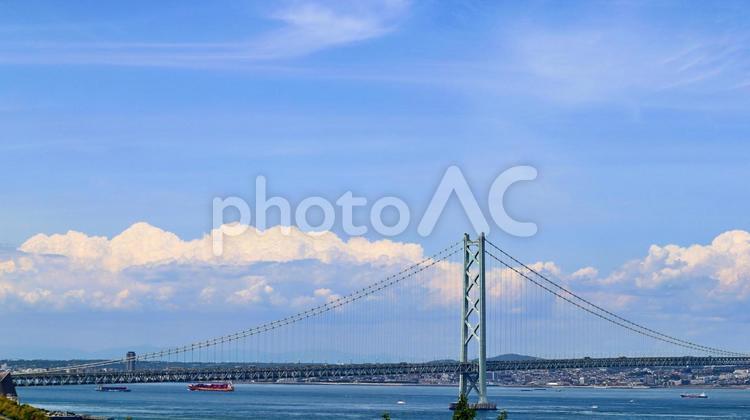 青空と海に架かる明石海峡大橋 明石海峡大橋,夏,青空の写真素材