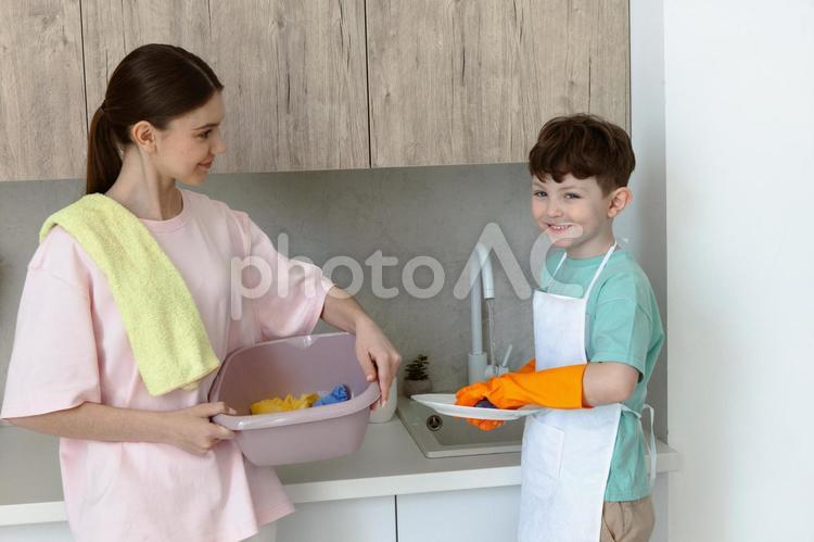 食器洗いをする男の子とたらいを持っている女性 親子,女性,男の子の写真素材