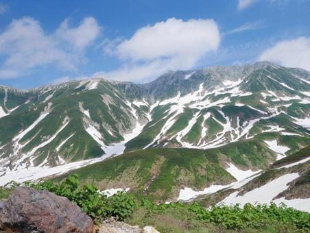 残雪の山 残雪の山の写真
