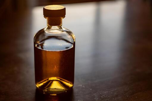 窓辺に置かれた蒸留酒 ウィスキー,ボトル,洋酒の写真素材