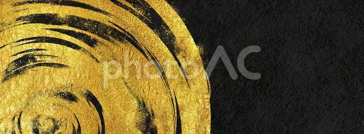 黒和紙に金の模様が描かれた高級感ある背景 和紙,黒,金色の写真素材