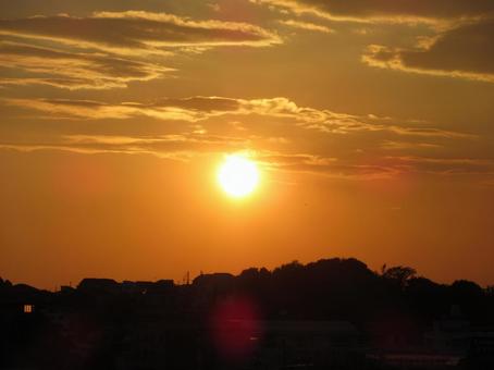山に沈みゆく夕陽 夕陽,夕焼け,山の写真素材