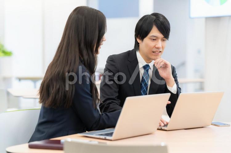 会議をする男女のビジネスマン ビジネス,会議,オフィスの写真素材