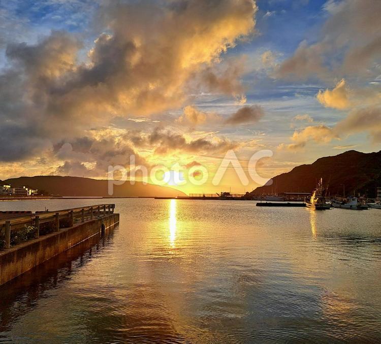 海に反射する夕焼け 海,反射,夕日の写真素材