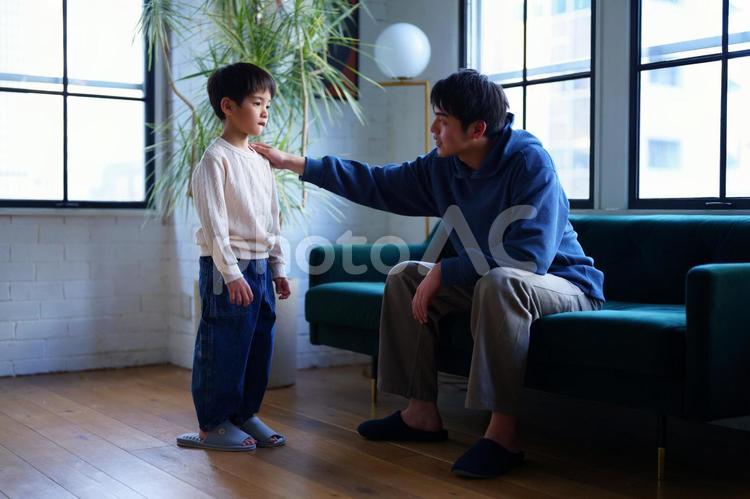 男の子を励ます男性 親子,男の子,小学生の写真素材