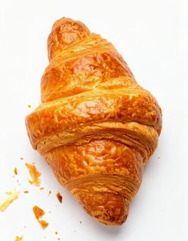 白い背景にクロワッサンの写真