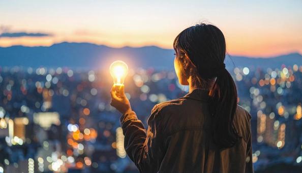 電球と共にひらめく若手クリエイター 電球と共にひらめく若手クリエイターの写真