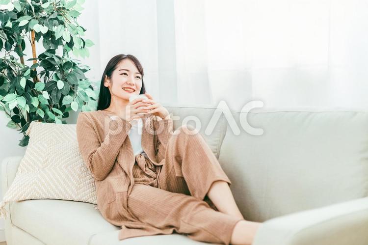 コーヒー・お茶を飲む女性（温活・ソファ） お茶,女性,温活の写真素材