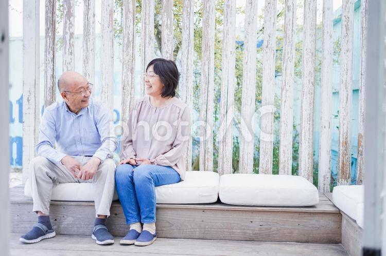 リゾート地で仲良く会話をする高齢の夫婦 仲の良い,日本人,デートの写真素材