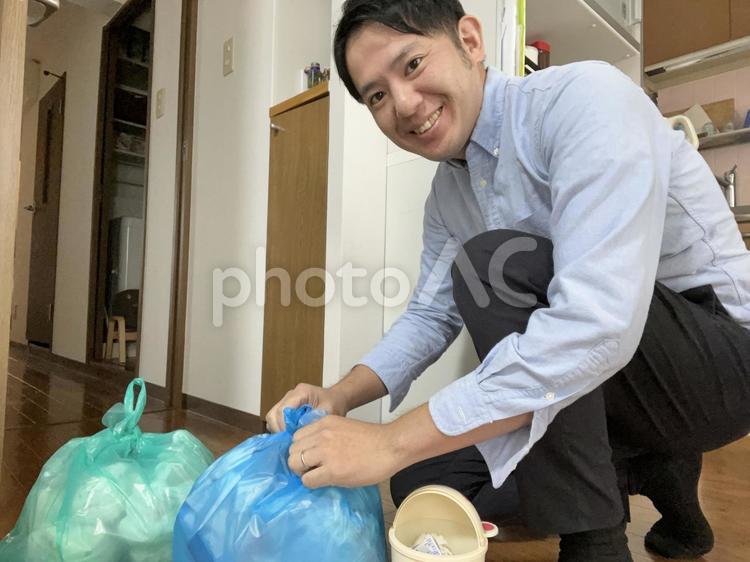 笑顔でゴミ出しする男性　2 笑顔,男性,ゴミ出しの写真素材