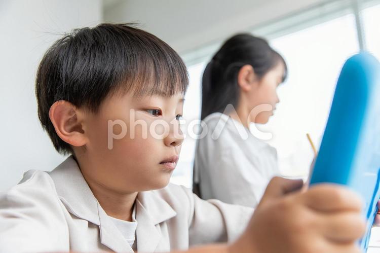 タブレット学習する子ども　learn 塾,学習塾,習い事の写真素材