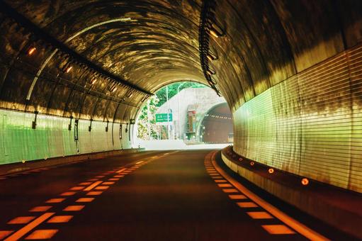 高速道路のトンネル内部から出口方向 トンネル,出口,高速道路の写真素材