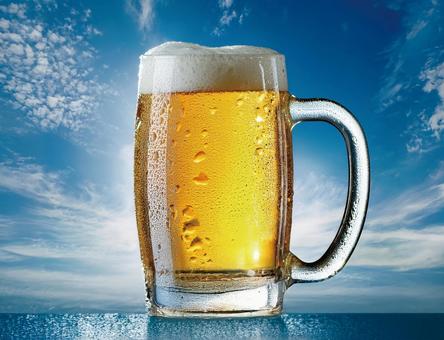 青空と生ビールの写真
