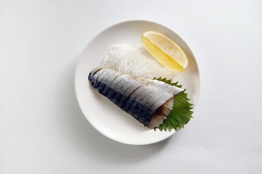 しめさばと大根おろしの盛り付け しめさばと大根おろしの盛り付け しめさば,大根おろし,レモンの写真素材