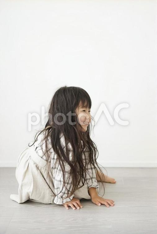 しゃがみこむ笑顔の女の子 笑顔,子供,女の子の写真素材