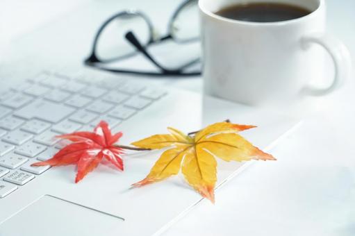 休憩時間、ひとひらの紅葉 休憩時間、ひとひらの紅葉 モミジ,パソコン,コーヒーの写真素材