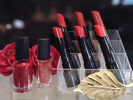 薔薇のような赤い口紅とネイルカラー コスメ,化粧品,口紅の写真素材