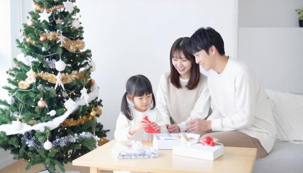 家族みんなでクリスマスの飾り付け 家族みんなでクリスマスの飾り付けの写真