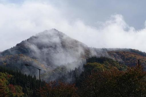 霧がかかる紅葉した山② 霧,紅葉,山の写真素材