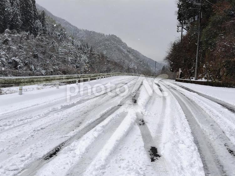 滑りやすい道路 積雪路面,凍結道路,雪道の写真素材