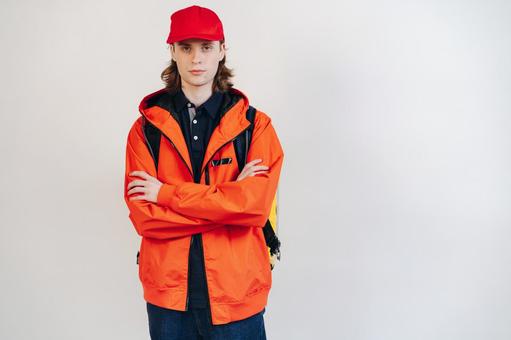 配達バッグを背負って腕組みをする男性 配達,フードデリバリー,デリバリーの写真素材