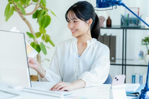 書類を持つビジネスウーマン ビジネスウーマン,笑顔,若い女性の写真素材