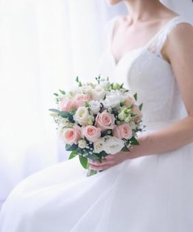 ブーケを持つ花嫁の手のアップ ブーケを持つ花嫁の手のアップの写真