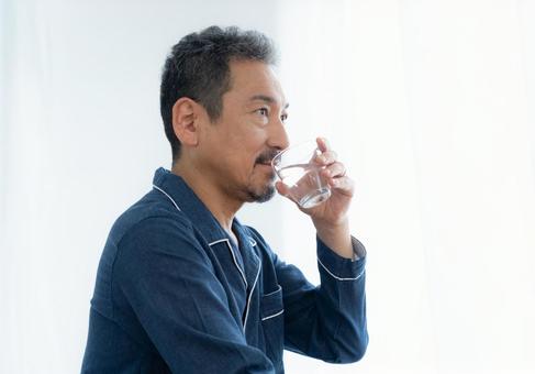 寝室で水を飲むミドルの男性 寝室で水を飲むミドルの男性 男性,水,ミドルの写真素材