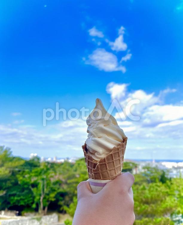 青空とソフトクリーム ソフトクリーム,アイスクリーム,デザートの写真素材