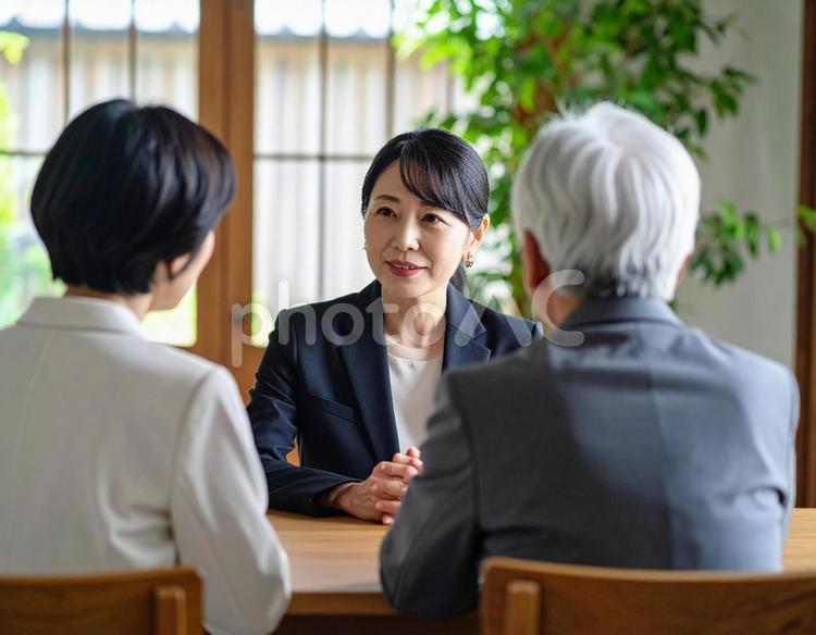 顧客と話をするスーツ姿の女性 女性,営業,ビジネスウーマンの写真素材