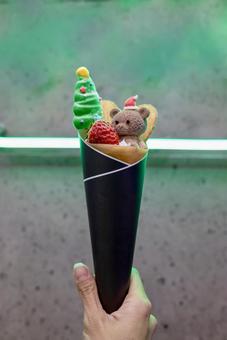 サンタ帽子のクマとツリーが映えるクレープ サンタ帽子のクマとツリーが映えるクレープ クレープ,クリスマス,イチゴの写真素材